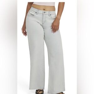 Millie Bobby Brown Low Rise Boyfriend Jeans Light Wash Wide Leg Size 4 NWT